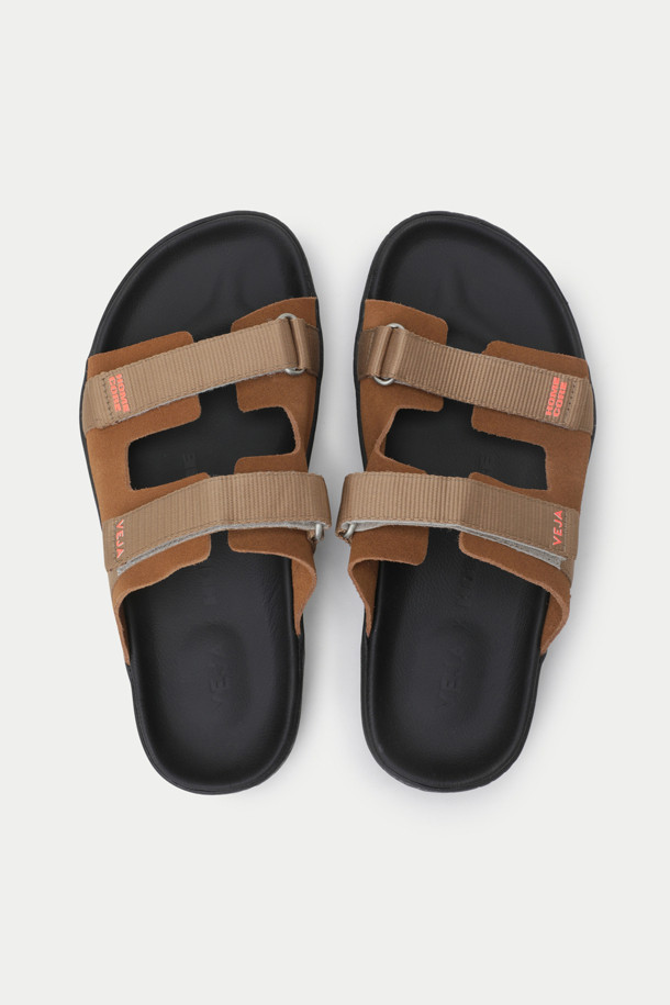 HOMECORE X VEJA 샌들은 브라운과 블랙 두 가지 색상으로 출시된 남성용 샌들입니다. 오픈토 디자인과 스트랩 여밈으로 편안하면서도 세련된 스타일을 연출합니다. 스웨이드, 고무, 가죽, 폴리에스테르 등 지속 가능한 소재를 사용하여 제작되었으며, 가죽 안감으로 부드러운 착용감을 선사합니다. 플랫 굽과 심플한 디자인은 휴가룩, 리조트룩, 여행룩 등 다양한 TPO에 활용하기 좋습니다. 발의 형태를 자연스럽게 따라가는 디자인과 스트랩으로 사이즈 조절이 가능하며, 미니멀, 캐주얼, 리조트 스타일을 즐기는 남성에게 완벽한 선택입니다.
