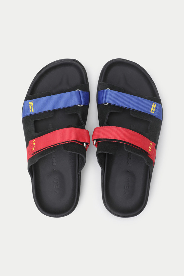 HOMECORE X VEJA 샌들은 남성용 샌들로, 여름철 일상에서 편안하게 착용하기 좋습니다. 블랙, 레드, 블루 세 가지 색상으로 출시되었으며, 오픈토 디자인과 스트랩 여밈, 플랫 굽으로 편안함을 강조했습니다. 스웨이드, 고무, 폴리에스테르 등 다양한 소재를 사용하여 제작되었으며, 가죽 안감으로 고급스러움을 더했습니다. 발의 형태를 자연스럽게 따라가는 디자인과 사이즈 조절 기능, 친환경 소재 사용으로 실용성과 스타일을 모두 갖춘, 캐주얼 및 스트릿 스타일을 즐기는 분들께 추천하는 제품입니다. 동네 마실룩, 휴가룩, 여행룩 등 다양한 TPO에 활용할 수 있습니다. 무지 패턴으로 미니멀한 스타일을 연출하기에도 좋습니다.
