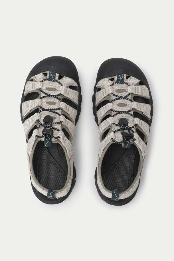 킨 X 그래미치 뉴포트 레트로 남성 샌들은 일상 및 아웃도어 활동에 적합한 여름 신발입니다. 라운드 앞코 디자인에 폴리에스터, 고무, 소가죽을 사용하여 제작되었으며, 통기성이 뛰어난 안감으로 쾌적한 착용감을 제공합니다. LWG 인증을 받은 친환경 천연 소가죽과 ANTI-ODOR 안감으로 냄새를 효과적으로 제거하며, 전방위 접지 강화 고무 밑창과 TOE-CAP 기술이 발을 보호합니다. 여행, 휴가, 산책 시 캐주얼, 고프코어, 미니멀 스타일을 연출하기 좋습니다. 향균 기능과 우수한 접지력으로 편안하고 활동적인 여름을 즐겨보세요.
