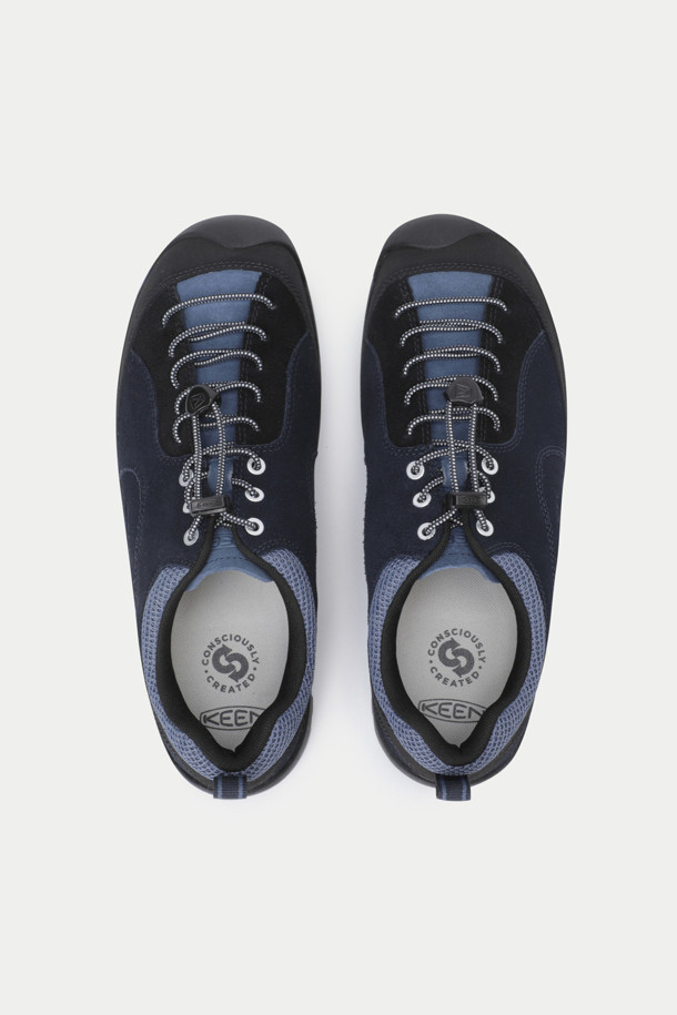 KEEN(킨) 재스퍼 "ROCKS" SP는 네이비, 블랙, 그레이 3가지 색상으로 출시된 남성용 운동화입니다. 클라이밍 및 일상용으로 적합하며, 봄, 여름, 가을 계절에 착용하기 좋습니다. 라운드 앞코에 플랫 굽, 번지레이스 신발 끈으로 편안한 착용감을 제공합니다. 가죽과 패브릭 소재를 사용하여, 산책룩과 출근룩 등 다양한 TPO에 캐주얼, 미니멀, 클래식 스타일로 연출할 수 있습니다. 환경 친화적 가공 가죽, 토 범퍼 디자인, 친환경 탈취 처리, 인체공학적 설계로 소취 기능과 발가락 보호 기능까지 갖춘 실용적인 제품입니다.
