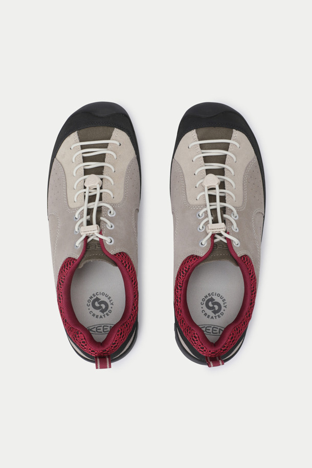 KEEN JASPER "ROCKS" SP는 남성용 신발로, 일상 및 클라이밍 활동에 적합합니다. 그레이, 버건디, 블랙 세 가지 색상으로 출시되었으며, 라운드 앞코에 가죽 소재를 사용하여 고급스러움을 더했습니다. 번지 레이스 형식으로 편안하게 착용 가능하며 로우탑 디자인으로 활동성을 높였습니다. 환경 친화적 가공 가죽, 토 범퍼 디자인, 친환경 탈취 처리, 인체공학적 설계 등 다양한 특징을 갖춘 산책룩, 캐주얼, 미니멀, 클래식 스타일에 어울리는 신발입니다.
