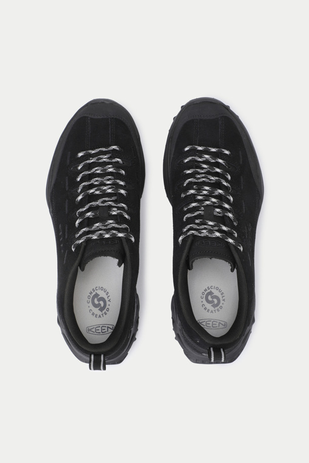 KEEN (킨) 재스퍼 자이오닉은 하이킹과 일상생활 모두에 적합한 남성용 하이킹화입니다. 블랙 컬러의 스웨이드와 가죽 소재로 제작되었으며, 라운드 앞코와 끈으로 여미는 디자인이 특징입니다. 사계절 모두 착용 가능하며, 고프코어, 캐주얼, 미니멀 스타일을 즐기는 분들께 추천합니다. 친환경 소재와 발가락 보호를 위한 토 범퍼 디자인, 인체공학적 설계, 탈취 기능, 그리고 경량 및 소취 기능까지 갖춰 활동성과 편안함을 동시에 제공합니다. 등산룩, 산책룩, 여행룩 등 다양한 TPO에 활용할 수 있습니다.
