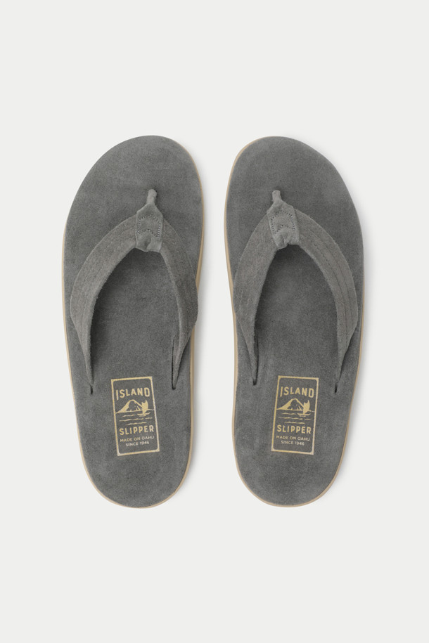 클래식 스웨이드 남성 슬리퍼는 미니멀, 클래식, 캐주얼 스타일을 추구하는 분들을 위한 아이템입니다. 봄, 여름 시즌 일상에서 편안하게 착용하기 좋으며, 동네 마실룩, 휴가룩, 여행룩 등 다양한 TPO에 활용할 수 있습니다. 프리미엄 스웨이드 소재와 Island Pro® 고무 아웃솔을 사용하여 부드러운 착용감과 뛰어난 내구성을 제공합니다. 발을 편안하게 지지하는 아치 지지대, 힐 컵, 외측 윤곽 설계가 특징이며, 굽 높이는 2cm 플랫 디자인입니다. 오픈형 디자인의 무지 슬리퍼로 어떤 스타일에도 쉽게 매치할 수 있습니다.
