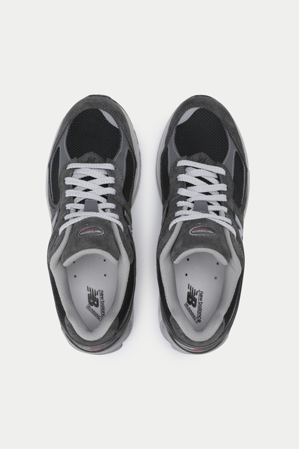 뉴 발란스 2002는 남성용 신발로, 러닝과 일상생활 모두에 적합합니다. 그레이 컬러의 라운드 앞코 디자인에 피그스킨 스웨이드와 메쉬 소재를 사용하여 봄, 여름, 가을 계절에 착용하기 좋습니다. 4cm 통굽으로 제작되었으며, 레트로 무드의 실루엣이 특징입니다. Acteva lite 미드솔, N-ergy 아웃솔, Stability Web 적용, 중족부 지지력, 충격 흡수 기능을 통해 편안함과 내구성을 제공합니다. 끈으로 여미는 로우탑 스타일의 무지 스니커즈로, 레트로, 캐주얼, 미니멀 스타일을 즐기는 분들께 추천합니다.
