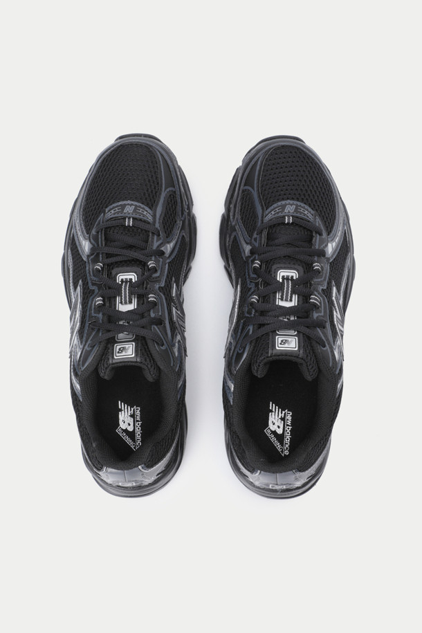 뉴발란스 U740은 남성용 운동화로, 러닝과 일상생활에서 모두 활용 가능한 제품입니다. 블랙 컬러의 무지 디자인에 라운드 앞코, 끈 타입으로 클래식한 매력을 더했습니다. 4.5cm 통굽으로 제작되어 안정적인 착화감을 제공하며, 메쉬와 합성소재를 사용하여 사계절 내내 쾌적하게 착용할 수 있습니다. ABZORB SBS 쿠셔닝과 충격 흡수 기능, 재귀반사 디테일이 적용되어 활동적인 라이프스타일에 적합하며, 스포티, 미니멀, 캐주얼 스타일을 연출하기 좋습니다.
