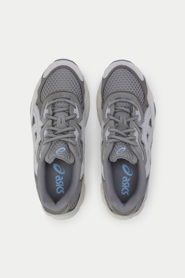 아식스 젤-NYC는 남성용 운동화로, 러닝과 일상생활 모두에 적합합니다. 그레이와 화이트 컬러의 무지 디자인으로, 봄, 여름, 가을 계절에 착용하기 좋습니다. 라운드 앞코에 4cm 굽, 플랫 타입의 굽을 적용했으며, 나일론과 합성가죽 소재를 사용하여 제작되었습니다. 끈으로 묶는 스타일의 로우탑 스니커즈로, 젤 쿠셔닝 시스템과 GEL-CUMULUS 솔을 통해 편안한 착용감을 제공합니다. 올드스쿨 감성을 담은 디자인으로 캐주얼, 스포티, 미니멀 룩에 모두 잘 어울립니다.
