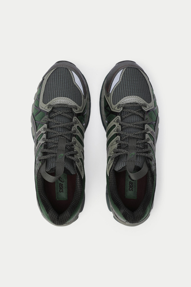 아식스 카야노 20 콜라보 남성 운동화는 그린과 그레이 컬러 조합으로 스포티, 캐주얼, 미니멀 스타일을 연출합니다. 라운드 앞코에 끈으로 여미는 디자인이며, 4cm 굽 높이의 운동화창으로 제작되었습니다. 봄, 여름, 가을 계절에 러닝 및 일상 용도로 적합하며, 젤 쿠셔닝 시스템과 인체공학적 디자인이 편안함을 제공합니다. 카야노 20주년 기념 모델로, 로고 패턴과 합성소재를 사용하여 내구성을 높였습니다. 러닝룩과 산책룩에 매치하여 스타일리시하게 연출할 수 있습니다.
