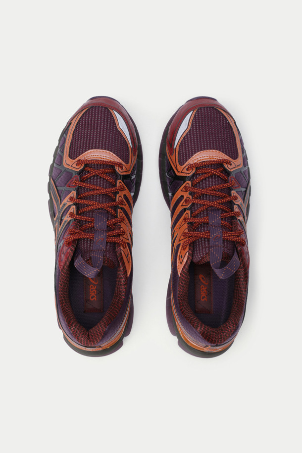 아식스 카야노 20 콜라보 남성 런닝화는 버건디, 오렌지, 네이비 3가지 색상으로 출시되었습니다. 4cm 굽 높이의 플랫 형태이며, 라운드 앞코 디자인으로 제작되었습니다. 합성가죽 소재를 사용하여 내구성을 높였고, GEL 쿠셔닝 시스템으로 편안한 착용감을 제공합니다. 카야노 20주년 기념 모델로, 끈으로 여미는 스타일이며, 스포티, 캐주얼, 미니멀한 러닝룩 연출에 적합합니다.
