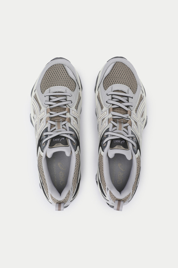 아식스 젤-퀀텀 키네틱은 남성용 운동화로, 스포츠 활동과 일상생활 모두에 적합하게 디자인되었습니다. 그레이와 화이트 색상으로 출시되었으며, 라운드 앞코와 4cm 통굽을 갖춘 스타일리시한 스니커즈입니다. 인조가죽, 메쉬, 고무 소재를 사용하여 제작되었으며, 젤 쿠셔닝 시스템, ASR-HX 아웃솔, INJECTION M8i 미드솔 기술을 적용하여 편안한 착용감을 제공합니다. 캐주얼, 스포티, 미니멀 스타일을 추구하는 분들께 산책룩, 피트니스룩으로 추천합니다.
