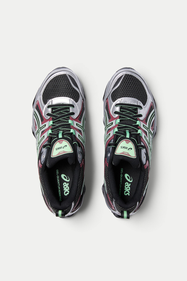 아식스 젤-퀀텀 키네틱은 남성용으로 출시된 프리미엄 스포츠 스타일 스니커즈입니다. 블랙, 그레이, 핑크, 민트 등 다채로운 색상으로 러닝과 일상생활 어디에서든 스타일리시하게 착용할 수 있습니다. 라운드 앞코 디자인에 끈으로 여미는 방식으로 편안한 착용감을 제공하며, 로고 패턴이 은은하게 포인트를 더합니다. 젤 쿠셔닝과 INJECTION M8i 미드솔을 통해 뛰어난 쿠셔닝과 안정성을 경험할 수 있으며, 사계절 내내 다양한 러닝룩을 연출할 수 있습니다.
