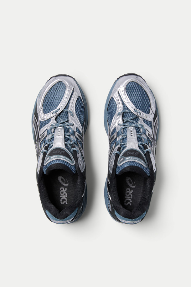 아식스 젤-님버스 10.1 남성 런닝화는 블루, 블랙, 화이트 색상으로 출시되어 러닝룩, 스포티, 캐주얼, 미니멀 스타일을 연출하기에 좋습니다. 라운드 앞코에 끈으로 여미는 디자인이며, 메쉬 소재를 사용하여 통기성을 높이고 경량성을 확보했습니다. 인조가죽, 합성섬유, 고무를 주요 소재로 사용했으며, EVA 미드솔과 비대칭 갑피 디자인으로 편안한 착용감을 제공합니다. 로고 패턴이 돋보이며 사계절 모두 활용 가능한 런닝화입니다.
