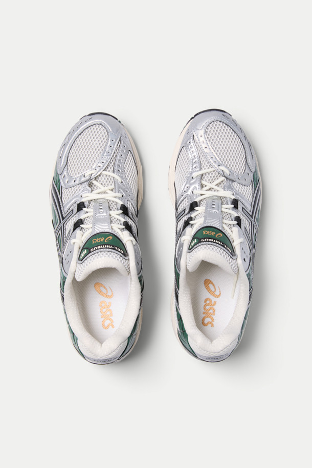 아식스 젤-님버스 10.1은 남성용 러닝화로, 화이트와 그린 컬러 조합이 특징입니다. 라운드 앞코에 끈으로 여미는 스타일이며, 오픈 메쉬 디자인과 비대칭적인 갑피 디자인이 돋보입니다. 쿠셔닝과 통기성이 뛰어나 러닝 및 일상생활에서 편안함을 제공하며, 2000년대 후반 미학을 재해석한 디자인이 스포티, 캐주얼, 미니멀 스타일을 완성합니다. 인조가죽, 합성섬유, 고무, EVA 등 다양한 소재를 사용하여 굽 높이는 중간이며, 러닝화 굽 타입으로 제작되었습니다.
