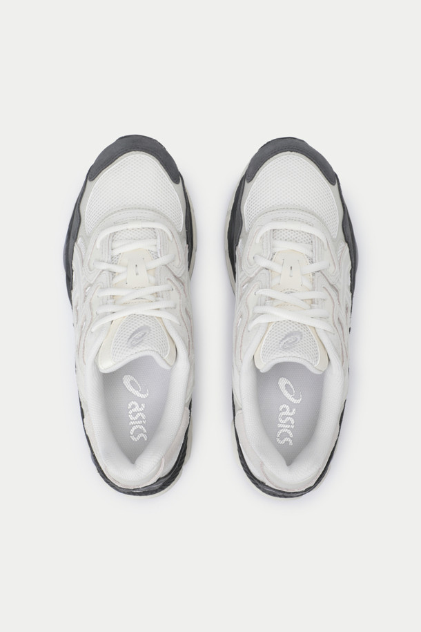 아식스 젤-NYC는 남성용 운동화로, 러닝과 일상생활 모두에 적합합니다. 화이트와 네이비 컬러로 출시되었으며, 라운드 앞코와 4cm 통굽 디자인이 특징입니다. 인조가죽, 합성섬유, 고무 등의 소재로 제작되었으며, 끈으로 간편하게 착용할 수 있습니다. 젤 쿠셔닝 시스템과 LIGHT SPEVA+N-SOLYTE 미드솔, GEL-CUMULUS 솔을 적용하여 편안한 착화감을 제공하며, 올드스쿨 감성의 디자인으로 캐주얼, 스포티, 미니멀 스타일을 연출할 수 있습니다.
