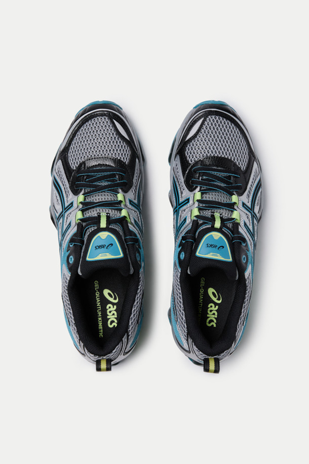 아식스 젤-퀀텀 키네틱은 남성용 운동화로, 러닝과 일상생활 모두에 적합한 디자인입니다. 블랙, 그레이, 블루, 그린 등 다양한 컬러 옵션으로 제공되며, 라운드 앞코에 끈으로 여미는 스타일입니다. 인조가죽, 합성섬유, 고무를 주요 소재로 사용하여 내구성과 편안함을 동시에 잡았습니다. 젤 쿠셔닝 기술과 INJECTION M8i 미드솔을 통해 향상된 착화감을 제공하며, 스포티, 캐주얼, 미니멀 스타일을 모두 소화할 수 있습니다.
