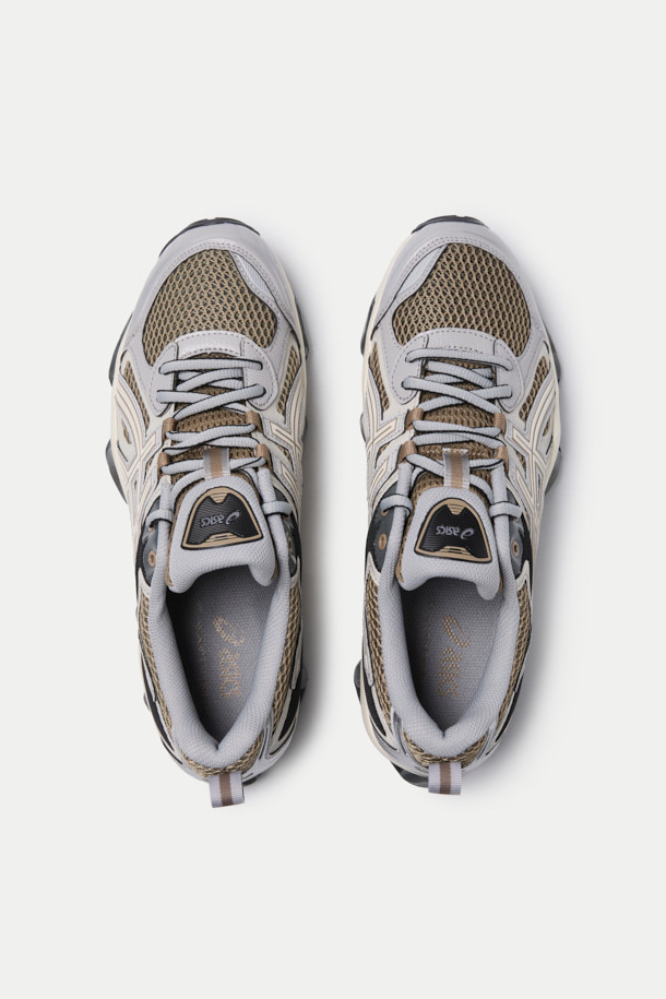 **아식스 젤-퀀텀 키네틱**은 남성을 위한 운동화로, 러닝과 일상생활 모두에 적합합니다. 그레이, 베이지 컬러에 라운드 앞코 디자인으로, 미니멀, 캐주얼, 스포티한 스타일을 연출하기 좋습니다. 인조가죽, 합성섬유, 고무를 주요 소재로 사용했으며, 끈을 묶어 착용하는 스타일입니다. 젤 쿠셔닝, 경량, 통기성 기능을 갖춰 편안한 착용감을 제공하며, 봄, 여름, 가을 계절에 활용하기 좋습니다. 
