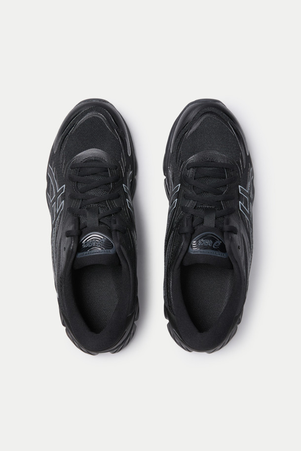 아식스 젤-퀀텀 360 VIII (ASICS GEL-QUANTUM 360 VIII)는 남성용 신발로, 러닝과 일상생활 모두에 적합합니다. 블랙 컬러의 라운드 앞코 디자인에 인조가죽, 합성섬유, 고무를 주요 소재로 사용했으며, 플랫 굽에 끈으로 여미는 스타일입니다. TRUSSTIC 기술, 안정감 강화, 역동적 디자인, ASR-HX 아웃솔, N-SOLYTE 미드솔 등의 특징을 갖추어 스포티, 미니멀, 캐주얼 룩에 잘 어울립니다. 사계절 모두 착용 가능하며, 로우탑 디자인으로 편안함을 더했습니다.
