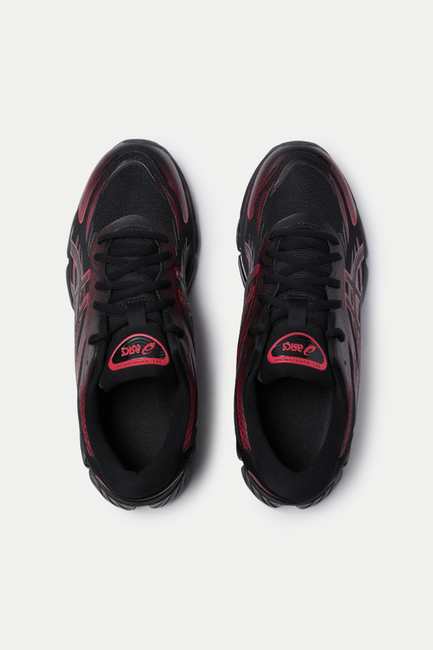 아식스 젤-퀀텀 360 VIII 남성용 신발입니다. 블랙과 레드의 세련된 컬러 조합으로 러닝 및 일상 착용에 적합하며, 사계절 내내 활용하기 좋습니다. 끈으로 조절하는 라운드 앞코 디자인, 로고 패턴으로 포인트를 주었으며, 인조가죽, 합성섬유, 고무를 주요 소재로 사용하여 내구성과 편안함을 높였습니다. 플랫 굽에 중간 굽 높이로 설계되었으며, TRUSSTIC 기술, 안정감, 역동적인 디자인, ASR-HX 아웃솔, N-SOLYTE 미드솔을 적용하여 활동성을 극대화했습니다. 스포티, 캐주얼, 미니멀 스타일을 모두 소화할 수 있는 아이템입니다.
