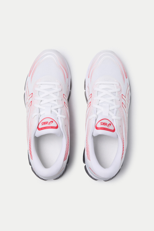 아식스 젤-퀀텀 360 VIII (ASICS GEL-QUANTUM 360 VIII) 남성용 러닝화입니다. 화이트와 핑크 색상으로 출시되어 러닝룩과 피트니스룩은 물론, 미니멀하고 스포티한 캐주얼 스타일에도 잘 어울립니다. 라운드 앞코에 끈으로 여미는 디자인이며, 인조가죽, 합성섬유, 고무 등 다양한 소재로 제작되었습니다. 중간 굽 높이에 운동화 굽 타입이며, TRUSSTIC 기술, 안정감 강화, ASR-HX 아웃솔, N-SOLYTE 미드솔이 적용되어 편안한 착화감을 제공합니다. 로고 패턴으로 디자인되었습니다.
