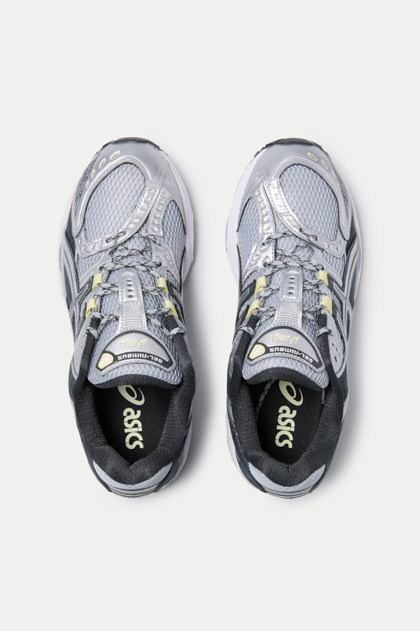 아식스 젤-님버스 10.1 남성 러닝화는 스포티, 미니멀, 레트로 스타일을 결합한 디자인입니다. 화이트, 블랙, 실버 컬러로 출시되었으며, 사계절 착용 가능합니다. 라운드 앞코에 인조가죽, 합성섬유, 고무, EVA 소재를 사용하여 제작되었으며, 중간 굽 높이에 러닝화 굽 타입입니다. 쿠셔닝과 통기성이 뛰어나며, 오픈 메쉬 디자인과 비대칭 갑피 디자인으로 기능성을 높였습니다. 2000년대 후반 미학을 재해석한 로고 패턴이 특징이며, 끈으로 간편하게 조절 가능합니다.
