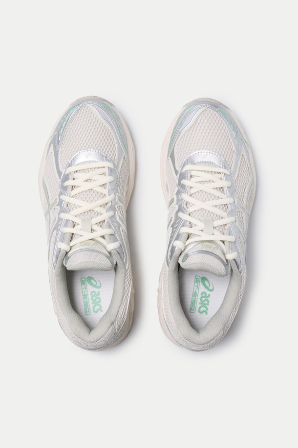 아식스 GT-2160은 남성용 운동화로, 러닝과 일상생활 모두에 적합한 디자인입니다. 화이트, 그레이, 민트 세 가지 색상으로 출시되어 다양한 스타일 연출이 가능하며, 라운드 앞코 디자인으로 편안한 착용감을 제공합니다. 인조가죽, 합성섬유, 고무, EVA 소재를 사용하여 내구성과 쿠셔닝을 동시에 갖췄으며, 끈으로 조절하는 방식입니다. 캐주얼, 미니멀, 스포티한 러닝룩에 잘 어울리는 사계절용 신발입니다.
