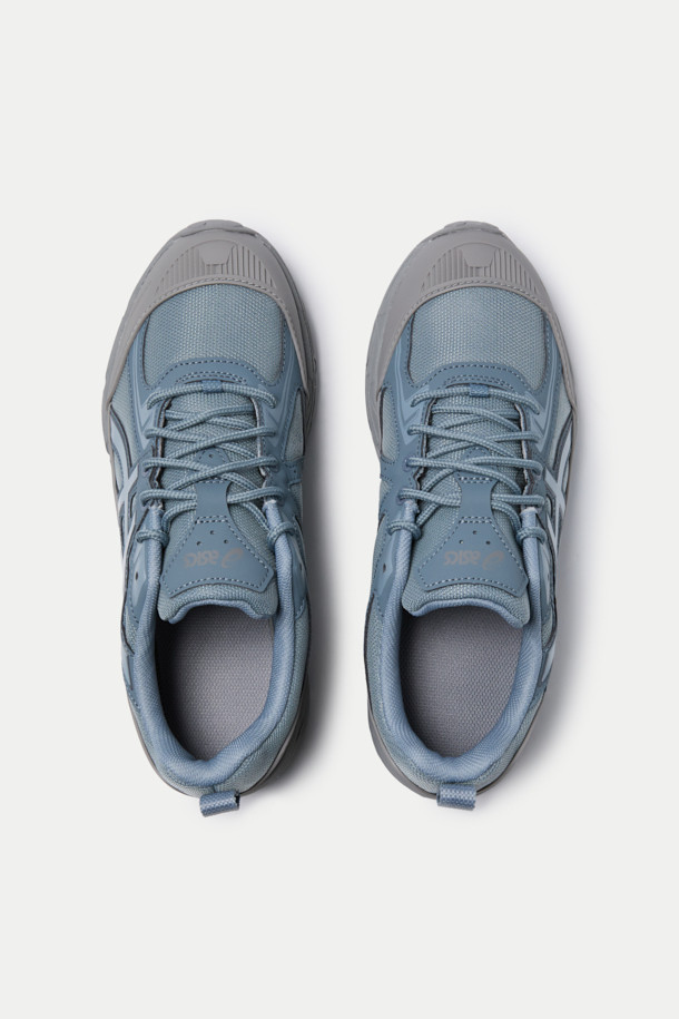 ASICS 젤-벤처 6 쉴드 남성용 신발은 트레일러닝과 일상생활 모두에 적합한 다목적 모델입니다. 그레이와 블루 두 가지 색상으로 출시되었으며, 라운드 앞코 디자인과 끈으로 여미는 스타일을 갖췄습니다. PU, 메쉬, 고무, EVA 등 다양한 소재를 사용하여 제작되었으며, 플랫 굽과 로우탑 디자인으로 편안한 착용감을 제공합니다. 캐주얼, 스포티, 미니멀 스타일을 선호하는 남성분들께 적합하며, 기능성을 강조한 디자인으로 러닝룩과 산책룩 연출에 용이합니다.
