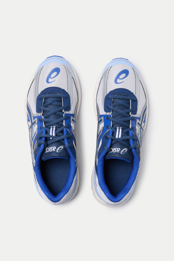 ASICS JOG 100S (아식스 조그 100S)는 남성용 신발로, 러닝과 일상생활 모두에 적합합니다. 블루, 네이비, 그레이 등 세 가지 색상으로 출시되었으며, 봄, 여름, 가을 계절에 착용하기 좋습니다. 라운드 앞코에 끈으로 묶는 형태로 제작되었으며, 인조가죽, 메쉬, 고무, EVA 소재를 사용하여 편안함과 내구성을 제공합니다. 플랫 굽에 로고 패턴, 로우탑 디자인으로 스포티, 캐주얼, 미니멀 스타일을 연출할 수 있는 조깅화 겸 운동화입니다.
