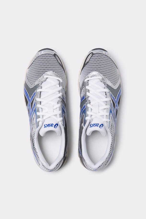 ASICS 젤 DS 트레이너 14는 남성 러닝을 위한 운동화입니다. 그레이와 블루 컬러의 조화가 돋보이며, 사계절 모두 착용 가능합니다. 라운드 앞코에 인조가죽, 합성섬유, 고무, EVA 소재를 사용하여 편안함과 내구성을 높였습니다. 쿠셔닝과 통기 기능으로 쾌적한 러닝을 지원하며, 스포티하고 미니멀한 러닝룩을 연출합니다. 끈으로 여미는 로우탑 디자인에 경량성을 더해 활동성을 극대화했습니다.
