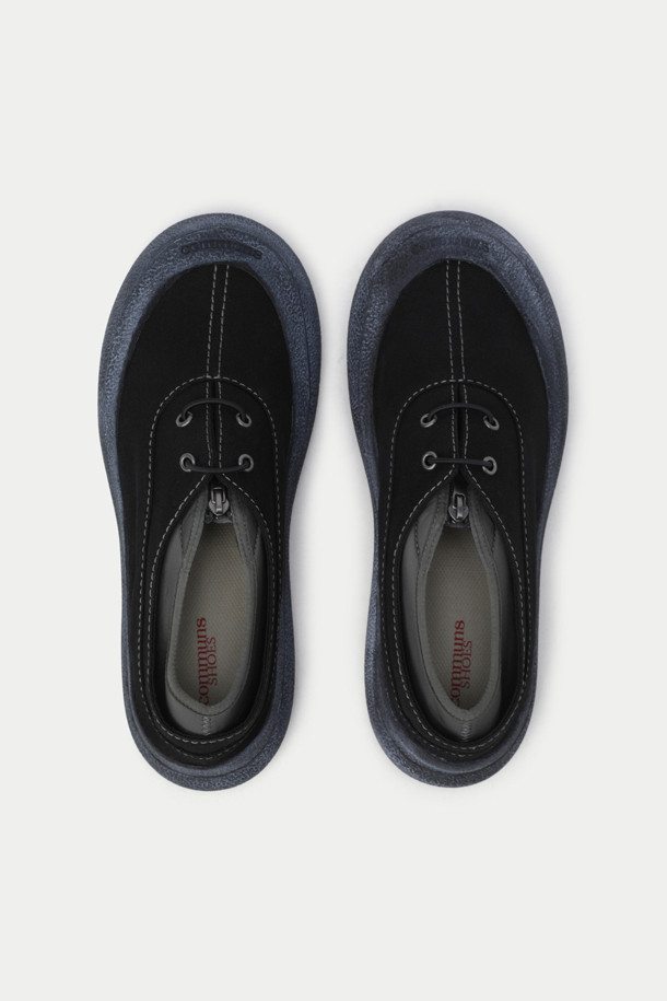 **COMMUNS 시그니처 슈즈**

COMMUNS 시그니처 슈즈는 티베트 전통 슈즈에서 영감을 받아 디자인된 남성용 하이탑 스니커즈입니다. 블랙 컬러에 무지 패턴으로 미니멀하고 시크한 스타일을 연출하며, 빈티지 가공 처리가 돋보이는 제품입니다. 밑창은 과장된 디자인으로 포인트를 주었으며, 레이스업 잠금장치로 편안하게 착용할 수 있습니다. 고무 소재의 플랫 굽으로 제작되어 편안한 착용감을 제공하며, 지퍼 여밈의 양말 구조로 독특함을 더했습니다. 일상, 여행, 산책 등 다양한 TPO에 캐주얼, 미니멀, 스트리트 스타일을 연출하기 좋습니다. 신발 안창에는 브랜드 로고가 각인되어 있습니다.