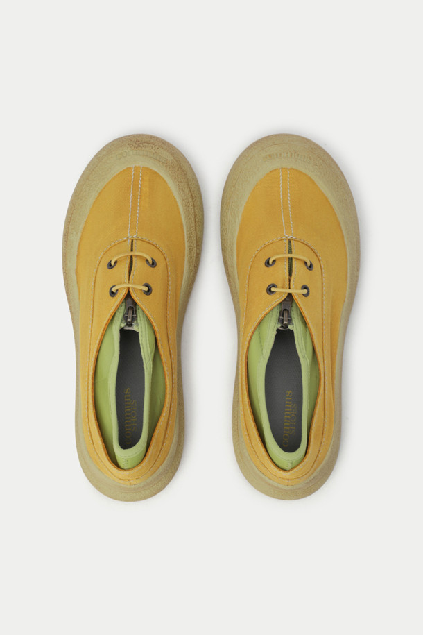 COMMUNS (커먼스) 시그니처 슈즈는 티베트 전통 슈즈에서 영감을 받아 제작된 남성용 신발입니다. 라운드 앞코 디자인에 빈티지 가공 처리로 은은한 멋을 더했으며, 과장된 밑창 디자인이 특징입니다. 일상생활은 물론, 동네 마실룩과 캐주얼, 미니멀, 스트리트 스타일에 매치하기 좋습니다. 브랜드 로고가 새겨진 안창과 지퍼 여밈 양말 구조로 편안함과 스타일을 동시에 만족시킵니다. 사계절 내내 즐겨 신을 수 있는 데일리 슈즈를 경험해 보세요.
