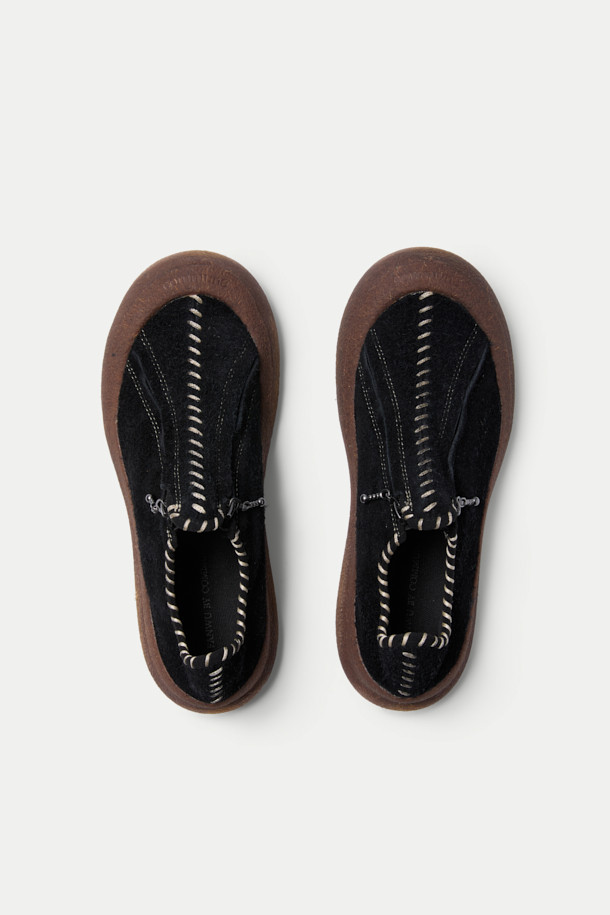 COMMUNS(코먼스) 시그니처 레더 슈즈는 남성 고객을 위한 클래식, 미니멀, 캐주얼 스타일의 가죽 신발입니다. 블랙, 브라운 두 가지 색상으로 제공되며, 봄, 여름, 가을 계절에 착용하기 좋습니다. 라운드 앞코와 낮은 굽, 플랫 타입의 굽으로 편안한 착화감을 선사하며, 무지 디자인에 집업 형식을 갖췄습니다. 와이드 실루엣과 굵은 스티치 디테일, 전통적인 수공 디테일이 돋보이는 로우탑 슈즈로, 출근룩과 데이트룩에 모두 잘 어울립니다.
