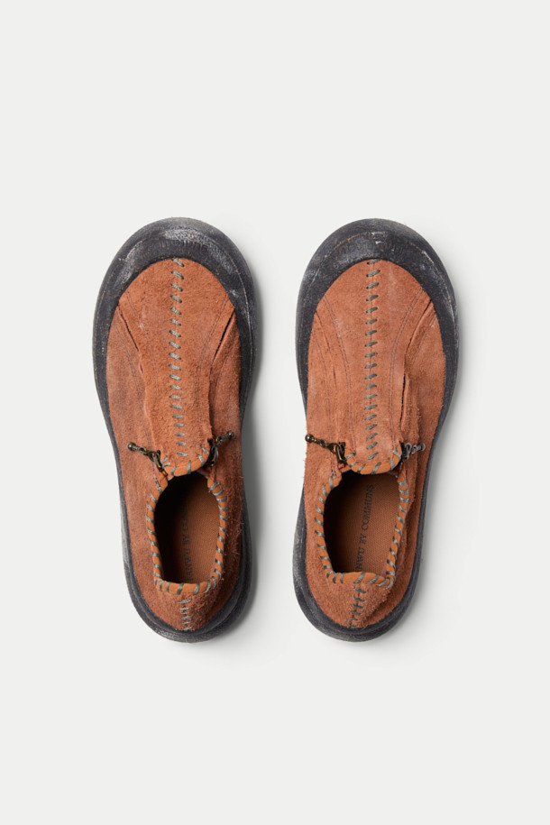 COMMUNS(커먼스) 시그니처 레더 슈즈는 남성용 신발로, 브라운 컬러의 라운드 앞코 디자인이 특징입니다. 부드러운 레더 소재로 제작되었으며, 플랫 굽에 와이드한 발볼로 편안한 착화감을 제공합니다. 일상, 출근룩, 비즈니스 캐주얼에 잘 어울리며, 클래식, 미니멀, 캐주얼 스타일을 연출하기 좋습니다. 전통적인 수공 디테일과 굵은 스티치 디테일이 돋보이며, 로우탑 디자인과 집업 여밈으로 세련된 디자인을 완성했습니다.
