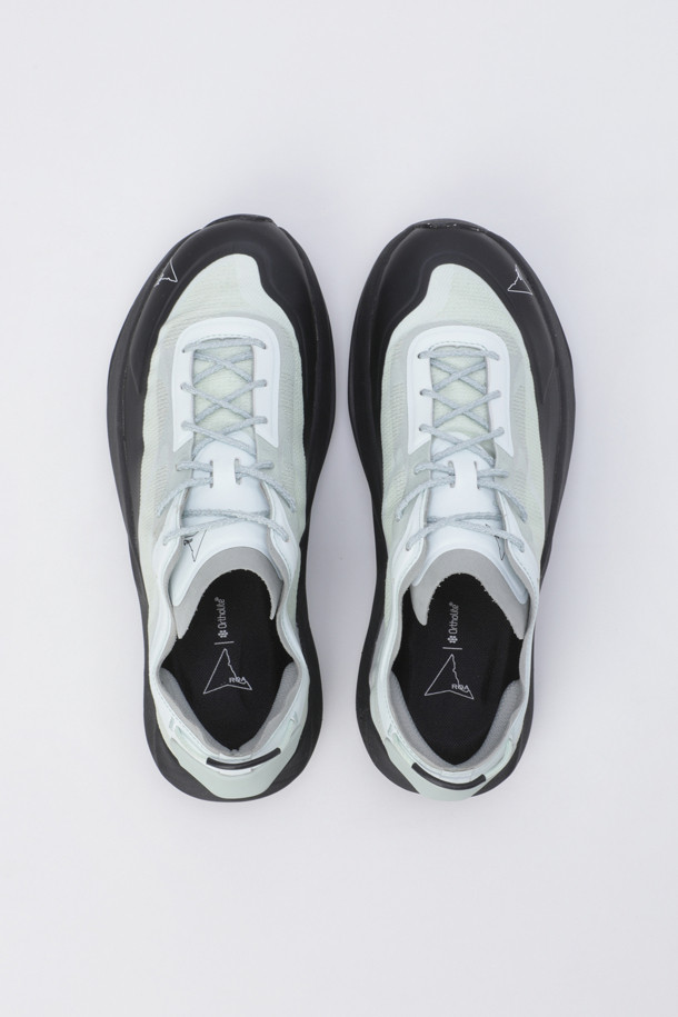 ROA(로아) SELLA(셀라)는 남성용 하이킹 및 일상화로, 화이트와 블랙 두 가지 색상으로 출시되었습니다. 라운드 앞코 디자인에 레이스업 방식으로 편안하게 착용 가능하며, 사계절 내내 활용할 수 있습니다. 나일론과 고무 소재의 무지 디자인으로 제작되었으며, 낮은 굽 높이의 플랫 타입입니다. Vibram(비브람) 아웃솔을 사용하여 접지력이 우수하며, 경량, 방수, 통기성, 친환경 소재 사용 등 다양한 기능성을 갖추었습니다. 산책룩, 여행룩, 등산룩은 물론 캐주얼, 고프코어, 스포티 스타일에도 잘 어울립니다.
