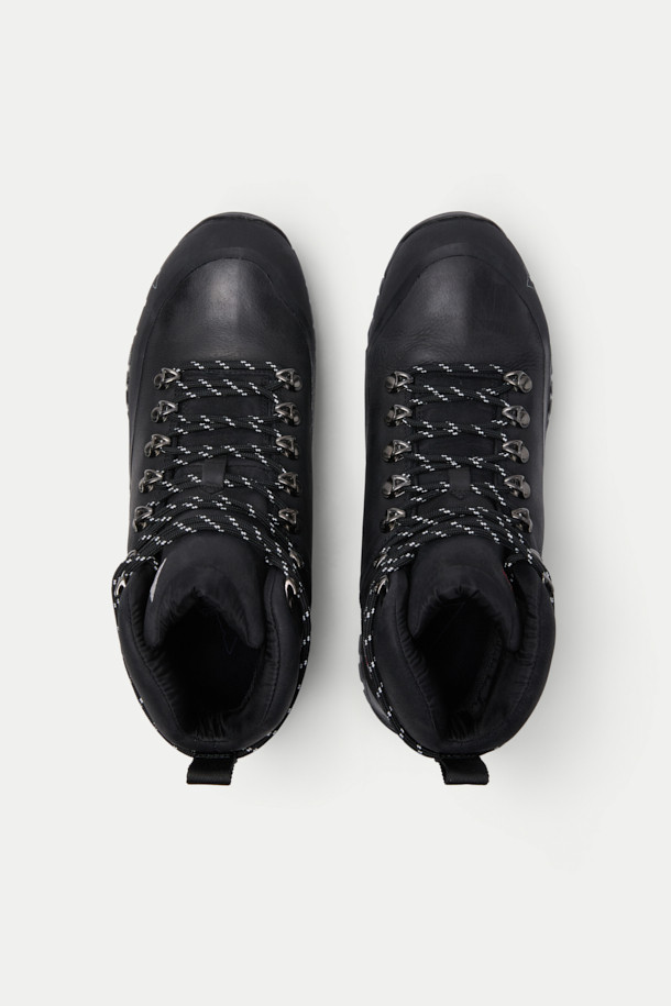 ROA 안드레아스 남성용 하이킹화는 쿠두 가죽과 고무 소재를 사용하여 뛰어난 내구성과 편안한 착용감을 제공합니다. 블랙 컬러의 라운드 앞코 디자인, 하이탑 스타일로 등산룩, 캠핑룩, 여행룩 등 다양한 아웃도어 스타일에 적합합니다. 방수 기능과 미끄럼 방지 기능, Vibram® Megagrip Vybrid 밑창, 러버 토캡으로 하이킹에 최적화되었으며, LWG 인증 가죽을 사용하여 더욱 믿을 수 있습니다. 레이스업 방식으로 조절 가능하며, 여분 신발끈이 함께 제공됩니다. 고프코어, 워크웨어, 캐주얼 스타일을 즐기는 남성에게 추천합니다.
