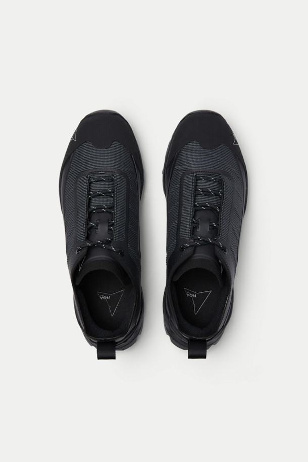 ROA(로아) Katharina Light(카타리나 라이트)는 남성용 하이킹 및 일상화로, 사계절 착용 가능한 블랙 컬러의 라운드 앞코 운동화입니다. 폴리아미드, TPU, 고무, 가죽 등 내구성이 뛰어난 주요 소재를 사용하여 제작되었으며, 낮고 플랫한 굽으로 편안한 착용감을 제공합니다. 메시 안감과 통기성이 우수한 디자인으로 쾌적함을 유지하며, 러버 토캡과 Vibram® Megagrip 아웃솔을 통해 접지력을 강화했습니다. 하이브리드 실루엣과 레이스업 여밈, 로우탑 디자인은 캐주얼, 고프코어, 미니멀 스타일과 잘 어울립니다.
