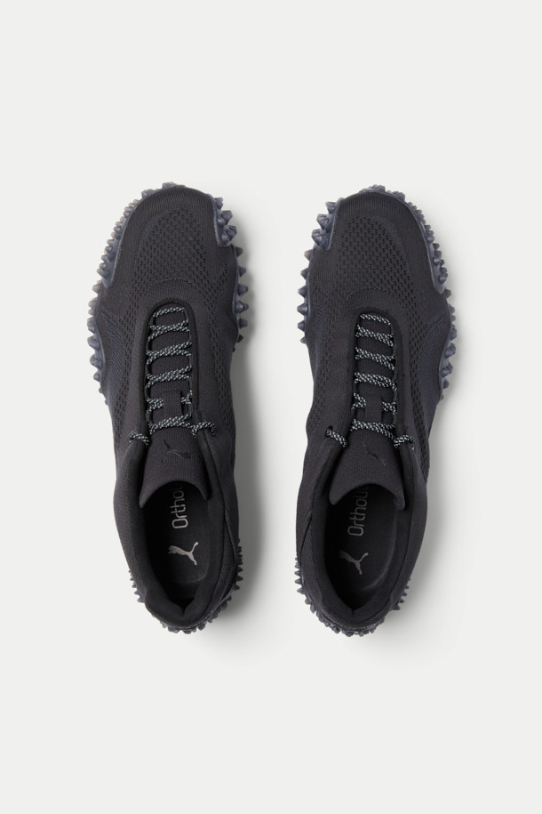 Fumito Ganryu(푸마 겐류) 니트 스니커즈는 미니멀하고 시크한 스타일을 연출하는 남성용 운동화입니다. 슬림한 실루엣에 블랙 컬러, 무지 패턴으로 어떤 룩에도 쉽게 매치할 수 있습니다. 경량의 니팅 어퍼와 슬립온 디자인으로 편안한 착용감을 제공하며, 로우탑 디자인은 발목을 시원하게 드러냅니다. 폴리우레탄, 고무 소재와 플랫 형태의 낮은 굽은 일상적인 출근룩과 산책룩에 적합하며, 리플렉터 코드와 클리어 블랙 솔이 세련된 포인트를 더합니다.
