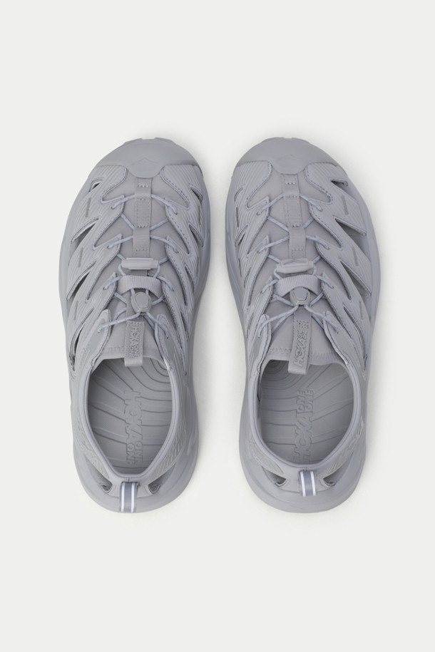 HOKA 호파라 남성 샌들은 하이킹, 러닝, 일상생활에서 모두 활용 가능한 만능 샌들입니다. 그레이 색상의 라운드 앞코 디자인에 4cm 굽 높이의 플랫 샌들로, 네오프렌과 고무 소재를 사용하여 편안함과 내구성을 동시에 잡았습니다. 퀵레이스 방식의 신발 여밈과 무지 패턴으로 깔끔한 스타일을 연출하며, 특히 EVA 미드솔과 4mm 다방향 러그가 적용되어 우수한 쿠셔닝과 뛰어난 그립력을 제공합니다. 방수 기능과 통기성을 갖춰 봄, 여름 시즌 여행룩, 휴가룩, 러닝룩 등 다양한 TPO에 활용 가능하며 캐주얼, 고프코어, 스포티 스타일을 즐기는 남성에게 적합합니다.
