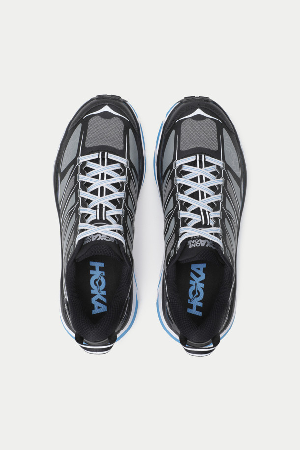 호카 마파테 스피드 2는 남성용 러닝화로, 다양한 아웃도어 활동에 적합합니다. 블랙, 그레이, 블루 색상으로 출시되어 러닝룩, 등산룩, 피트니스룩 등 어떤 스타일에도 잘 어울립니다. 메쉬 소재와 3cm 굽높이로 통기성과 경량성을 제공하며, 대칭형 쿠션 베이스, 로우 프로파일 쿠션, 스피드 프레임 구조, 모노메쉬 스크린 어퍼, TPU 힐 카운터, RMAT 미드솔, Vibram Megagrip 아웃솔 등의 특징을 갖췄습니다. 스포티, 고프코어, 미니멀 스타일을 선호하는 분들께 추천합니다. 접지력이 뛰어나 트레일 러닝과 하이킹 시 안정감을 더합니다.
