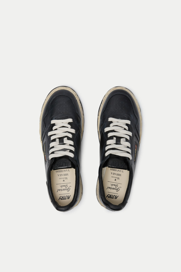 Mihara Yasuhiro (미하라 야스히로)와 AUTRY (오트리)의 콜라보레이션, SUP VINT LOW MAN 스니커즈입니다. 블랙 컬러의 가죽, 고무 소재로 제작되었으며, 라운드 앞코에 레이스업 방식으로 편안하게 착용 가능합니다. 봄, 여름, 가을 시즌에 활용하기 좋으며, 일상, 출근룩, 산책룩 등 다양한 TPO에 매치할 수 있습니다. 아이코닉한 Medalist (메달리스트) 모델을 재해석하여, 토 부분의 마이크로 펀칭 디테일, 텅 부분 자수 라벨, 요철이 있는 미드솔, 프리미엄 미드솔 소재를 사용하여 디자인과 기능성을 모두 잡았습니다. 클래식, 미니멀, 캐주얼 스타일을 즐기는 남성분들께 추천합니다.
