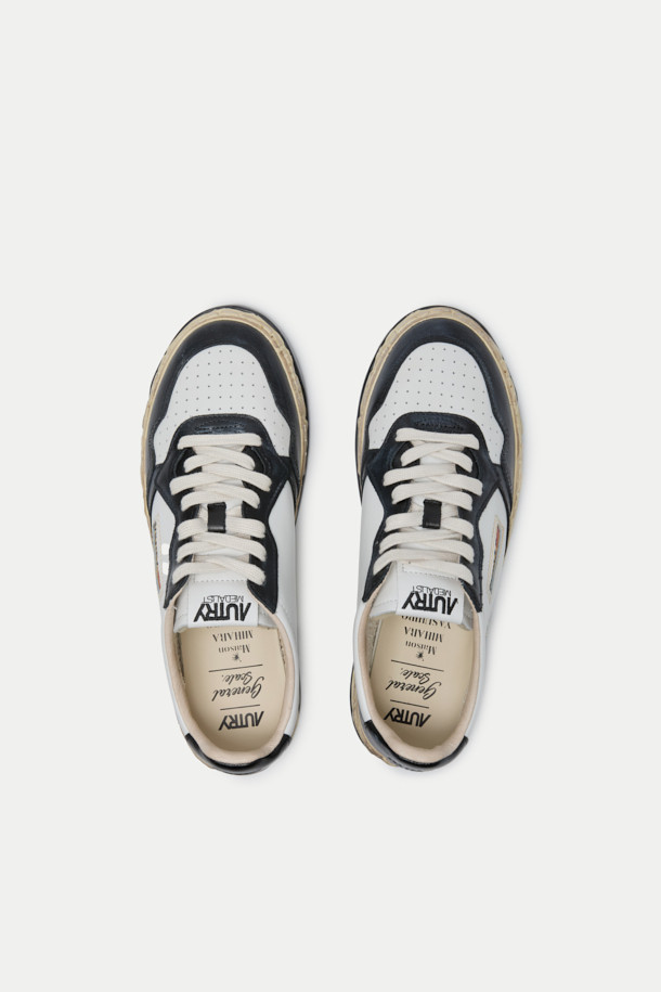 Mihara Yasuhiro (미하라 야스히로)와 AUTRY (오트리)의 협업으로 탄생한 SUP VINT LOW MAN 스니커즈입니다. 남성용으로, 화이트, 블랙, 베이지 세 가지 색상으로 출시되었습니다. 클래식, 미니멀, 캐주얼 스타일을 아우르며 출근룩, 데이트룩 등 다양한 TPO에 활용 가능합니다. 라운드 앞코와 레이스업 디자인, 로우탑 실루엣이 특징이며, 가죽과 고무 소재를 사용하여 내구성과 편안함을 모두 갖췄습니다. 아이코닉한 Medalist (메달리스트) 모델을 재해석하여, 토 부분 마이크로 펀칭 디테일, 텅 부분 자수 라벨, 요철 미드솔, 수작업 공정으로 완성된 솔 등 섬세한 디테일이 돋보입니다.
