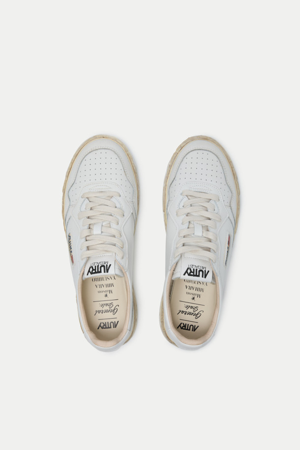 Mihara Yasuhiro x 오트리 SUP VINT LOW MAN은 미니멀, 클래식, 캐주얼 스타일을 아우르는 남성용 화이트 스니커즈입니다. 아이코닉한 Medalist 모델을 재해석하여 라운드 앞코와 레이스업 디자인으로 세련된 핏을 선사합니다. 가죽과 고무 소재를 사용하여 내구성과 편안함을 높였으며, 통기성이 우수하여 쾌적한 착용감을 제공합니다. 토 부분의 마이크로 펀칭 디테일과 텅 부분 자수 라벨이 특징이며, 요철이 있는 미드솔은 우수한 접지력과 내구성을 보장합니다. 봄, 여름, 가을, 계절에 상관없이 일상 속에서 스타일리시하게 연출할 수 있습니다.
