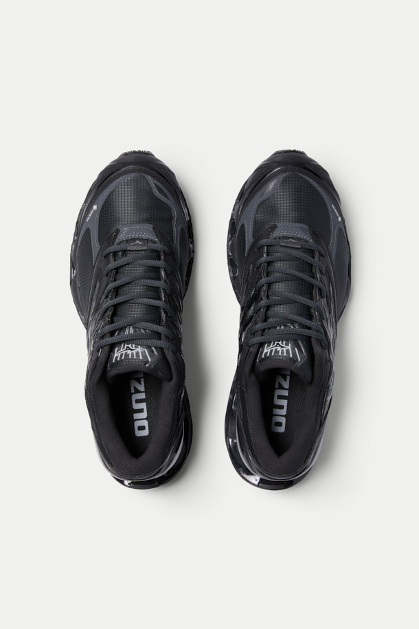 미즈노 웨이브 프로퍼시 LS GTX는 남성용 러닝 및 일상화입니다. 블랙 컬러의 라운드 앞코 디자인으로, 폴리에스터, 고무, EVA, 플라스틱 등의 소재를 사용하여 제작되었습니다. 중간 굽 높이에 통굽 타입으로, 고어텍스 소재를 적용하여 방수 및 생활 방수 기능을 제공하며 통기성 또한 우수합니다. 캐주얼, 미니멀, 스포티한 스타일을 연출하며, 러닝룩과 출근룩에 모두 잘 어울립니다. 끈으로 여미는 로우탑 디자인으로, 사계절 착용 가능합니다.
