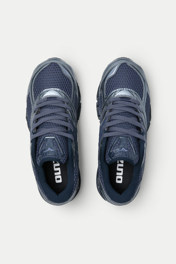 미즈노 웨이브 프로퍼시 LS는 남성용 신발로, 러닝과 일상생활 모두에 적합한 스니커즈입니다. 네이비와 실버 컬러 조합, 라운드 앞코 디자인, 그리고 무지 패턴으로 스포티, 캐주얼, 미니멀 스타일을 연출합니다. 메쉬 및 TPU 소재를 사용하여 통기성이 뛰어나며, 발볼은 일반 핏입니다. 특히 INFINITY WAVE 기술을 적용하여 편안한 착용감을 제공하며, Y2K 무드를 살린 실버 메탈릭 마감이 돋보입니다.
