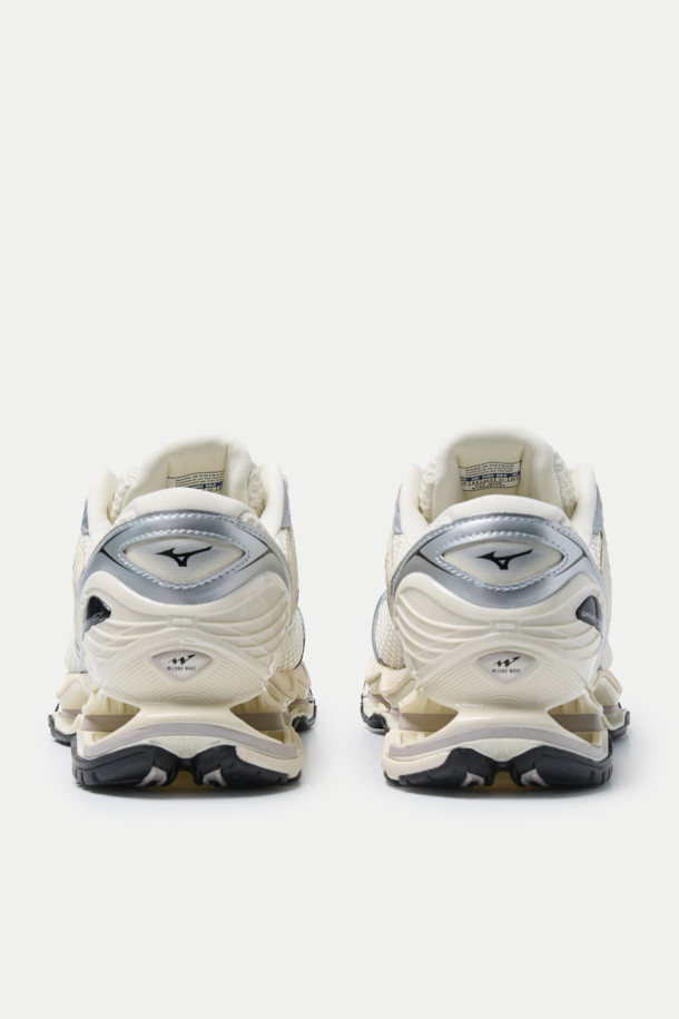 미즈노 웨이브 프로퍼시 LS는 Y2K 무드를 담아낸 남성용 러닝화입니다. 실버와 화이트 컬러의 조화가 돋보이며, 오픈 메쉬 소재를 사용하여 뛰어난 통기성을 제공합니다. INFINITY WAVE 기술을 적용하여 편안한 착용감을 선사하며, 실버 메탈릭 마감으로 스포티한 스타일을 강조합니다. 러닝룩에 완벽하게 어울리는 이 신발은 사계절 내내 활용 가능합니다.
