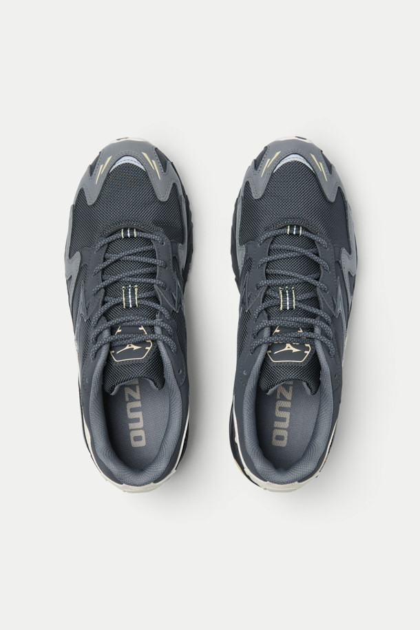 미즈노 웨이브 라이더 10 코듀라 남성 운동화는 러닝과 일상생활 모두에 적합한 신발입니다. 블랙, 그레이, 베이지 세 가지 색상으로 출시되었으며, 라운드 앞코에 끈으로 여미는 디자인입니다. 내구성이 뛰어난 X-10 아웃솔과 코듀라 메쉬 소재, 가죽 오버레이 디자인을 사용하여 스포티하면서도 미니멀한 스타일을 연출합니다. 사계절 모두 착용 가능하며, 뛰어난 접지력과 내구성을 제공하여 활동적인 라이프스타일을 지원합니다. 러닝룩, 캐주얼룩에 다양하게 활용할 수 있습니다.
