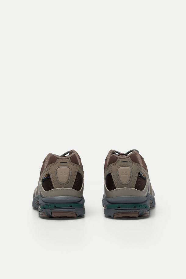 미즈노 웨이브 라이더 10 코듀라 남성 운동화는 러닝, 아웃도어 활동, 일상에서 폭넓게 활용 가능한 신발입니다. 브라운, 그레이, 블루 세 가지 색상으로 출시되었으며, 사계절 모두 착용 가능합니다. 라운드 앞코에 코듀라 메쉬와 가죽 소재를 사용하여 제작되었으며, 플랫 굽과 끈으로 간편하게 조절할 수 있습니다. 내구성이 뛰어난 X-10 아웃솔과 우수한 접지력을 제공, 멀티 컬러 아웃솔 디자인으로 스포티한 룩을 연출합니다. 러닝룩, 산책룩, 캐주얼, 미니멀, 스포티 스타일을 즐기는 남성에게 추천합니다.
