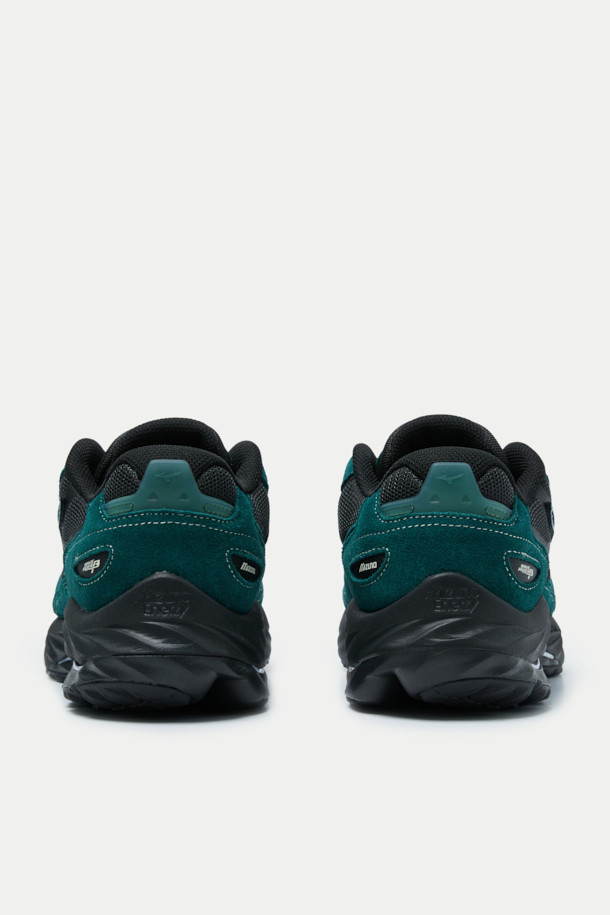 미즈노 웨이브 라이더는 남성용 운동화로, 러닝과 일상생활 모두에 적합한 신발입니다. 그린과 블랙 색상으로 출시되어 다양한 스타일 연출이 가능하며, 스웨이드, 메쉬, 고무를 주요 소재로 사용하여 편안함과 내구성을 동시에 제공합니다. 캐주얼, 스포티, 미니멀 스타일을 소화하며, 반사 디테일과 WR26 아웃솔, 힐 스포일러 구조는 기능성을 더합니다. 부드러운 접지감으로 편안한 러닝룩을 완성해 보세요.
