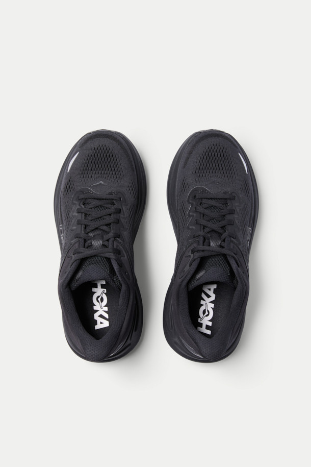 호카 본디 9 (Hoka M BONDI 9) 남성 러닝화는 블랙 컬러의 라운드 앞코 디자인으로, 러닝과 워킹에 최적화된 신발입니다. 메쉬 소재를 사용하여 통기성을 높였으며, 쿠션성과 충격 흡수 기능으로 편안한 착용감을 제공합니다. 통굽 디자인과 끈으로 여미는 스타일로, 스포티, 미니멀, 캐주얼 룩에 모두 잘 어울립니다. 사계절 내내 착용 가능하며, 발의 피로도를 줄여주는 기능성 워킹화로 활용할 수 있습니다.
