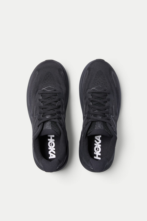 호카(Hoka) M 클리프톤 10은 남성용 러닝화로, 블랙 컬러의 무지 디자인이 특징입니다. 라운드 앞코와 레이스업 방식의 신발 여밈, 로우탑 디자인으로 스포티, 미니멀, 캐주얼 스타일을 연출합니다. EVA 폼 미드솔과 초경량 설계, 뛰어난 쿠셔닝, 통기성, 내구성, 내마모성을 갖춰 러닝과 일상생활 모두에 적합합니다. 이중 잠금 레이스 시스템으로 안정적인 착용감을 제공하며, 사계절 모두 착용 가능합니다. 러닝룩 연출에 적합하며, 편안함과 스타일을 동시에 원하는 남성에게 추천합니다.
