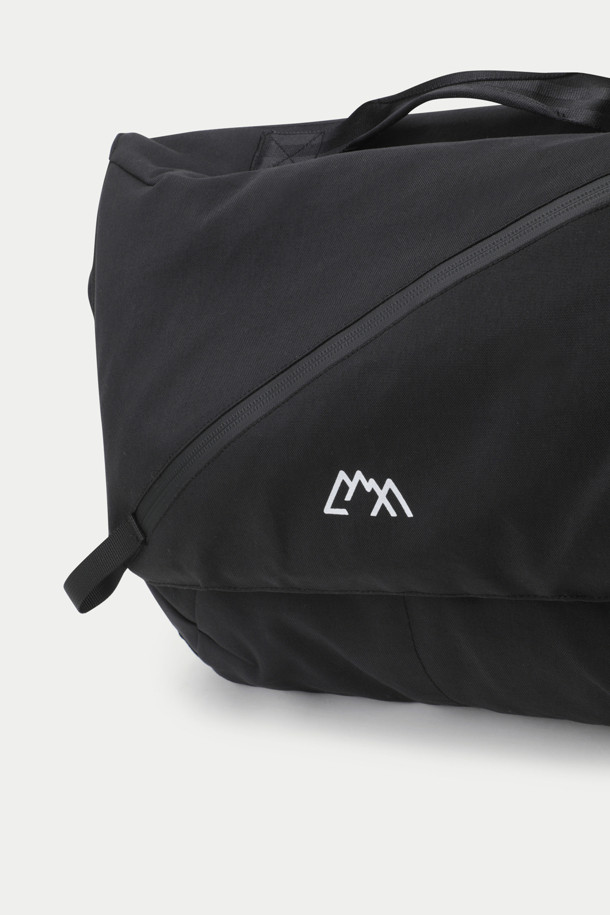 CMF 메신저 백은 테크니컬 및 밀리터리 스타일을 기반으로, 출근룩과 캐주얼, 미니멀 스타일을 추구하는 남성 고객에게 적합한 가방입니다. 블랙 색상의 무지 디자인, 미디엄 사이즈의 나일론 소재로 제작되었으며, 15.6인치 PC 수납이 가능하여 실용성을 높였습니다. 방수 기능과 경량 설계로 일상 및 아웃도어 활동에 적합하며, ITW NEXUS COBRA 버클과 DURAFLEX 버클을 사용하여 견고함과 스타일을 동시에 잡았습니다. 3점 벨트 시스템, PK in PK 포켓, 매거진 포켓 등의 특징을 갖춘 사각 형태의 메신저 백입니다.
