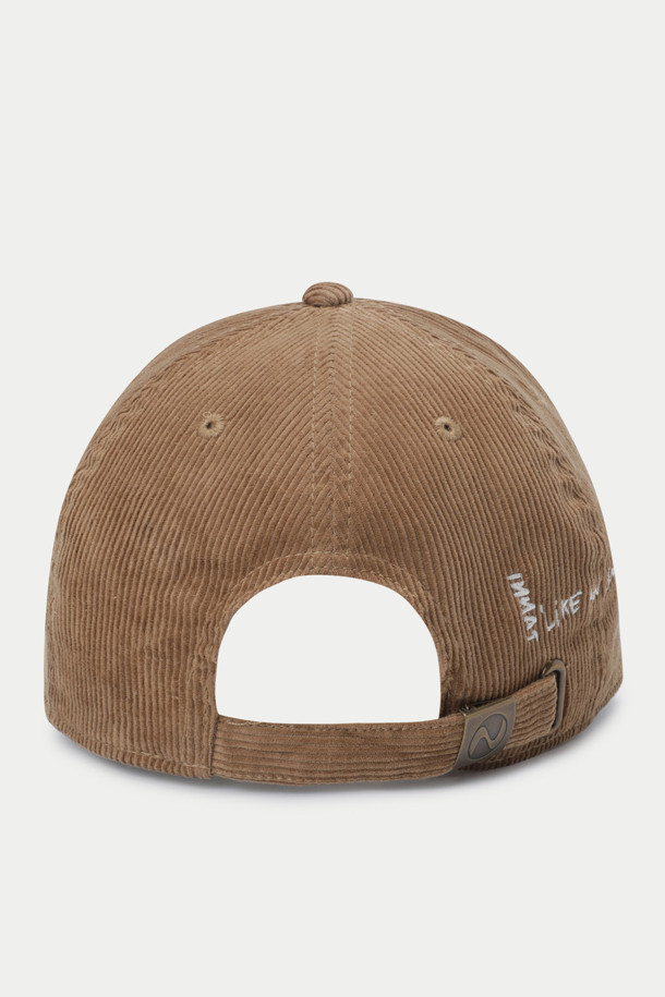 INNAT(인낫) 자수 캡은 브라운 컬러의 베이스볼 캡으로, 캐주얼, 미니멀, 클래식 스타일을 즐기는 분들을 위한 아이템입니다. 봄, 여름, 가을 계절에 착용하기 좋으며, 코듀로이와 면 혼방 소재로 제작되어 편안한 착용감을 선사합니다. 캡 측면에는 브랜드 모토 자수와 "PEACE BEGINS WITH A SMILE", "LIKE AN INN" 문구가 섬세하게 수놓아져 포인트를 더합니다. 동네 마실룩, 산책룩, 여행룩 등 다양한 TPO에 활용하여 스타일리시함을 연출해보세요.
